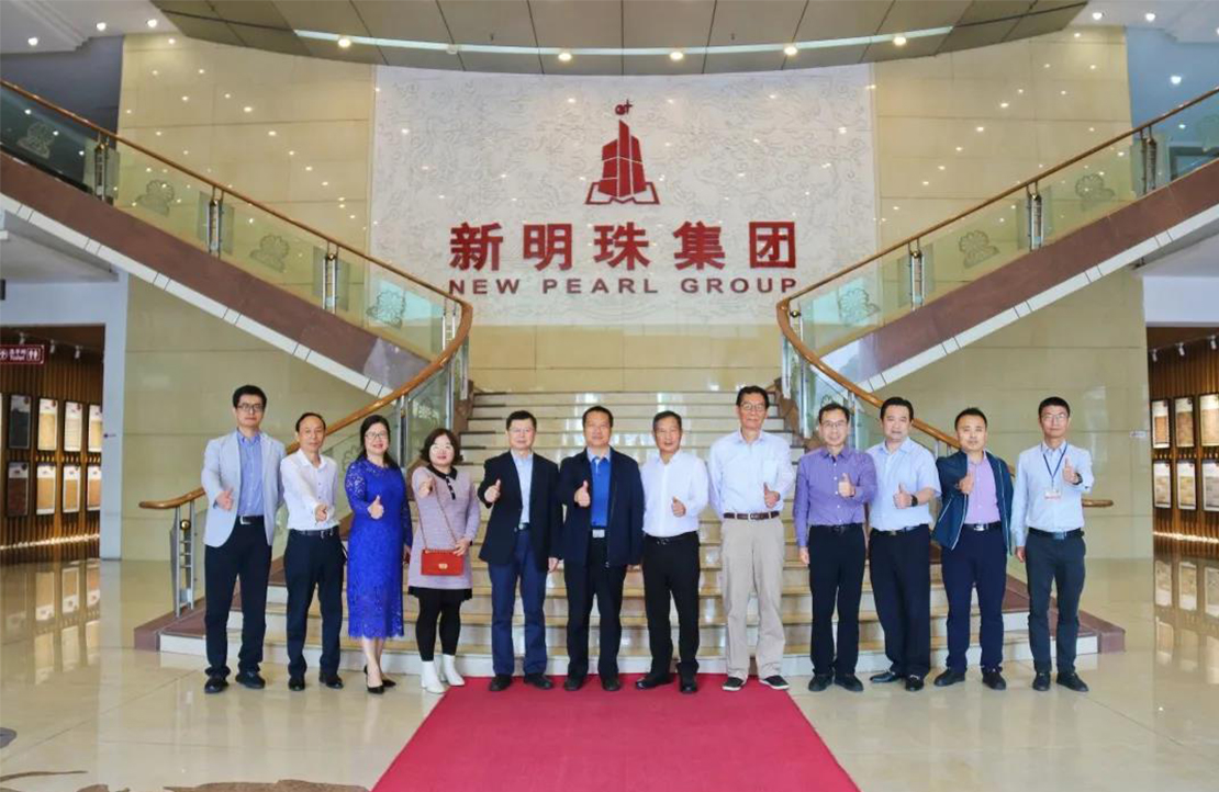 中国建材工业规划研究院院长曾令荣一行走进新明珠，共商行业发展大计